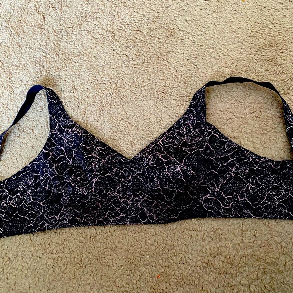 Lulu bra size 32DD has adjustable clasps